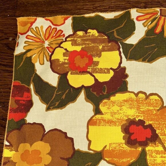 Vtg mid century square of floral fabric perfect for pillow  top or hanging - Picture 2 of 6
